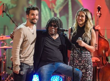 Gagliasso e Ewbank se emocionam com Milton Nascimento em homenagem aos filhos