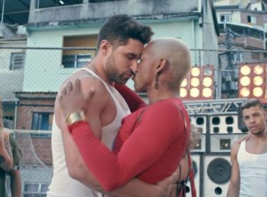 Nego é atacado após beijar homem em clipe: 'Vota em Bolsonaro e quer dinheiro dos gays'