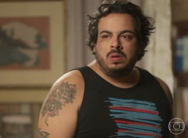 Ator de Segundo Sol diz que música 'Sal na pele' é um grude e pedem para ele cantar