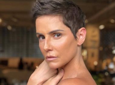 Deborah Secco teve que usar boné com cabelo falso para esconder novo corte de Karola