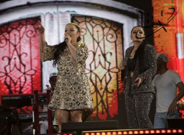  Dupla de Maraísa, Maiara desce do palco no Festival Virada Salvador e público 'rouba' anéis