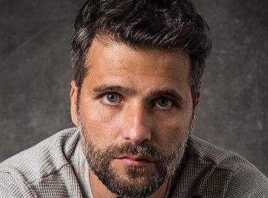 Gagliasso é criticado após editar foto para aparecer com camisa rosa: 'Hipocrisia'