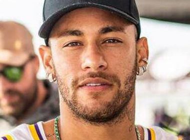 Apontados como affairs, Neymar comenta foto de bailarina que passou réveillon com ele