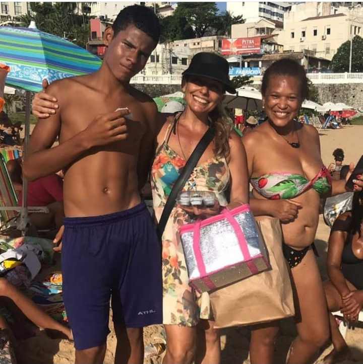 Daniela Prata vende brigadeiro nas praias de Salvador