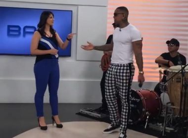 Ao vivo com LÃ©o Santana, JÃ©ssica Senra lÃª recado de fake de famosa atriz pornÃ´; assista