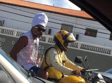 Sem capacete, Carlinhos Brown é visto na garupa de mototáxi em Salvador