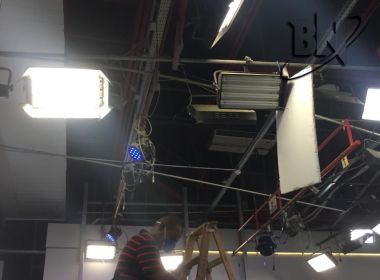 Ao vivo, estúdio do 'Balanço Geral' da TV Itapoan tem princípio de incêndio