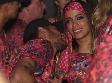 Anitta e Neymar se beijam no Carnaval e Bruna Marquezine deleta conta no Instagram