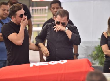 Em velÃ³rio, SafadÃ£o chora ao ver cantor Gabriel Diniz em caixÃ£o; Xand AviÃ£o passa mal