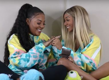 Em vídeo, Ludmilla surpreende namorada com aliança de compromisso: 'Ela é muito minha'