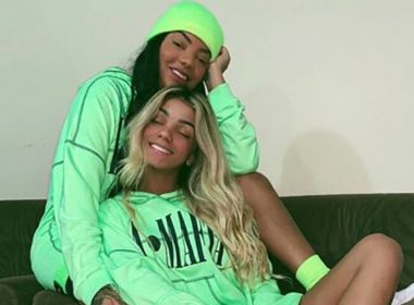 Ludmilla e namorada levam bolada no rosto em show na Europa e cantora reage; assista