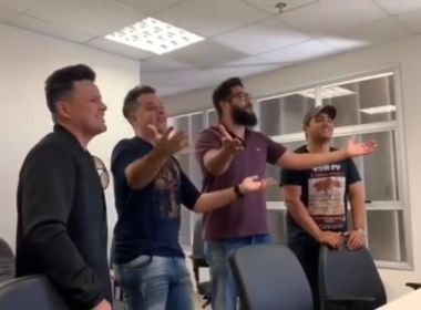 Após cinco anos de briga, sertanejos fazem as pazes e cantam na frente do juiz; assista