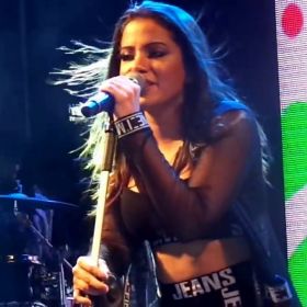 Homem invade palco e assusta Anitta em São José dos Campos; veja vídeo