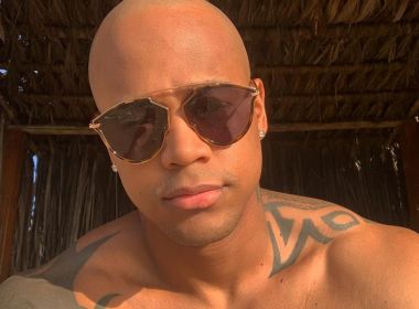 Léo fará implante capilar e diz sofrer assédio: 'Acham que só acontece com as mulheres'