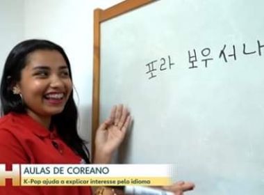Sorridente, jovem escreve 'Fora Bolsonaro' em coreano durante reportagem do 'JH'