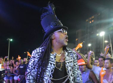 Carlinhos Brown fará abertura do Carnaval com 150 percussionistas; confira atrações gratuitas