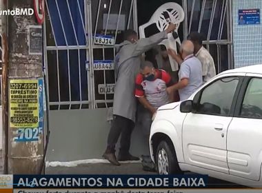 Durante link ao vivo, repórter da TV Bahia ajuda idoso que caiu em rua alagada de SSA