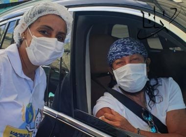Aos 68 anos, Bell Marques toma vacina contra Covid-19 em Salvador