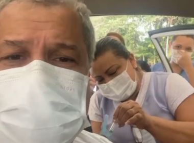 Após discurso anti-vacina, Sikêra Jr. recebe 1ª dose da Coronavac em Manaus