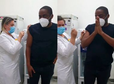 Lázaro Ramos é vacinado contra a Covid-19 e protesta: 'Fora ignorância'
