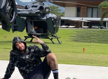 Neymar posa ao lado de helicóptero de R$ 50 milhões e agita web