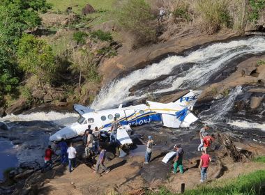 Homem é retirado morto de avião em que estava cantora Marília Mendonça 