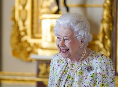Rainha Elizabeth II afirma que ficou 'muito cansada e exausta' após ter Covid