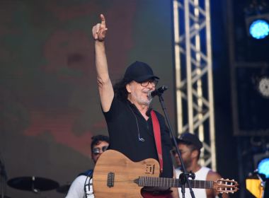 Zelito Miranda faz crítica durante show no São João do Parque de Exposições