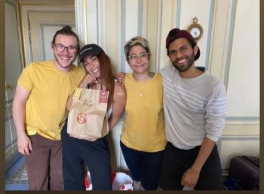 Após mobilização na internet, Anitta comerá comida brasileira em Paris feita por baiana
