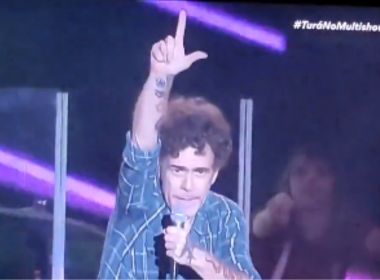 VÍDEO: Nando Reis critica Bolsonaro e faz 'L' durante show em SP: 'Merd* de governo'