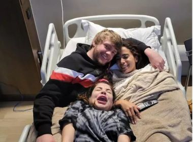 Anitta é hospitalizada e posa com namorado e GKay