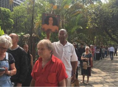 Fãs se despedem de Gal Costa em velório aberto ao público