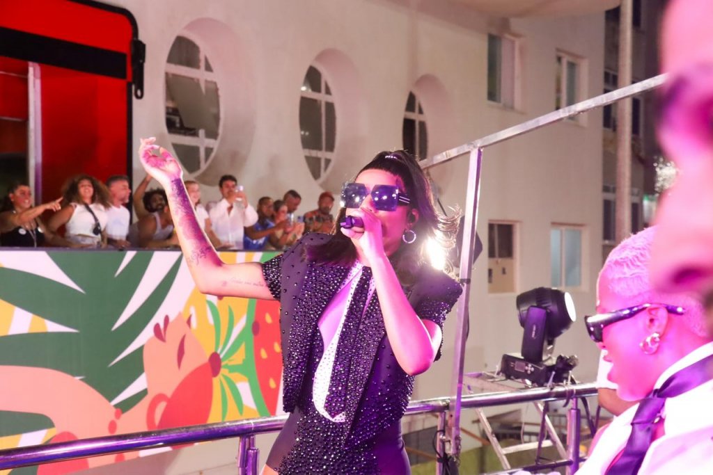 Ludmilla vestida de Rainha de Copas no Carnaval de Salvador