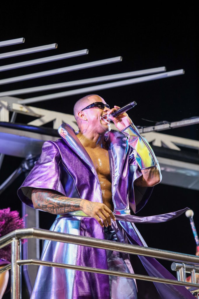 LÃ©o Santana veste look roxo na Pipoca do Gigante