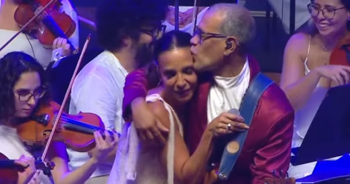 VÍDEO: Ivete Sangalo chora durante apresentação em Salvador e é consolada por músico