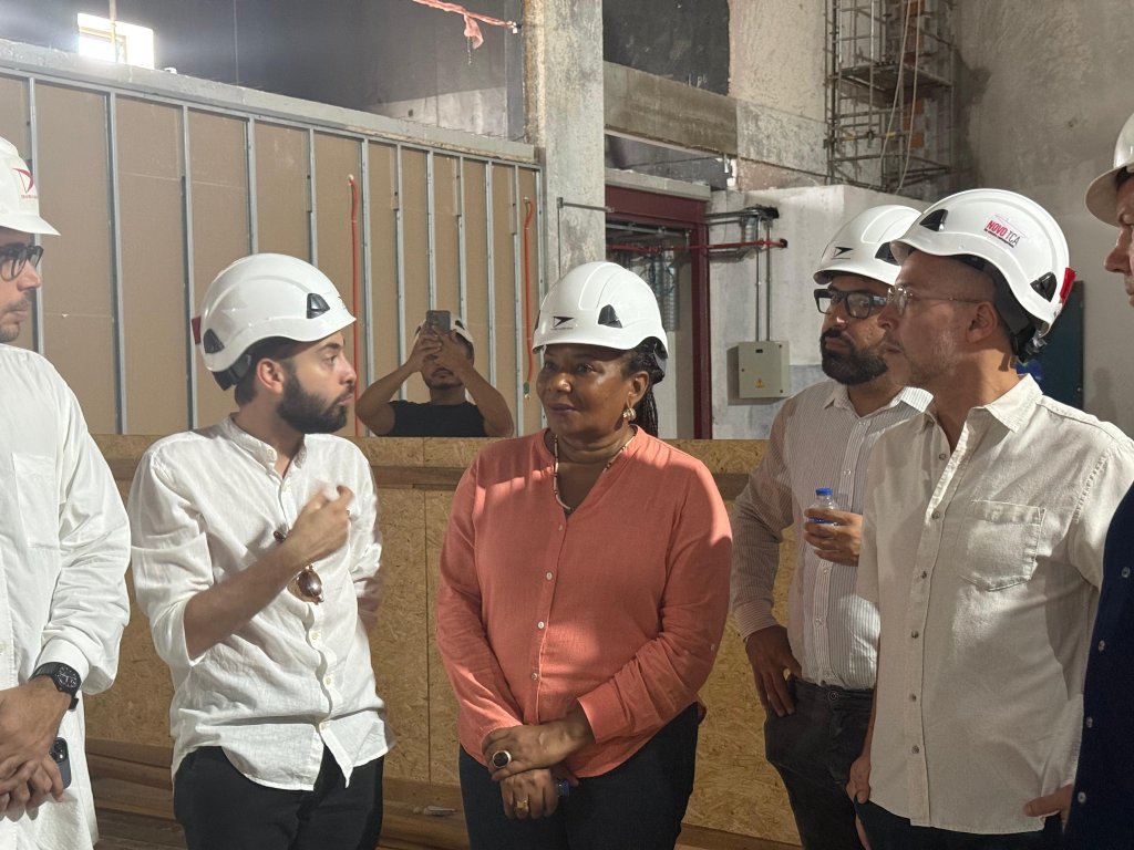 Trabalhadores da obra do TCA