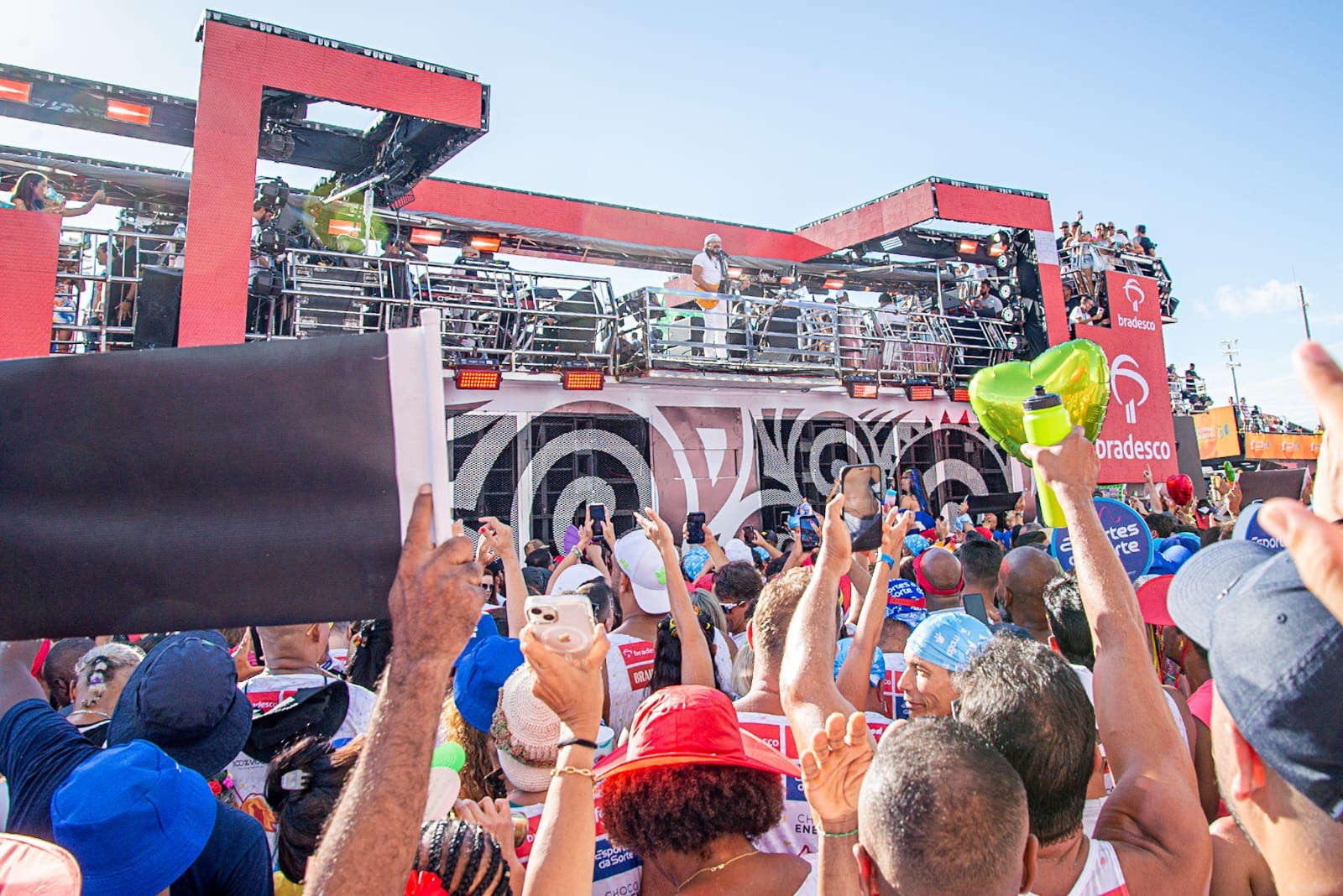 Bell Marques arrasta foliões do “Vumbora” em seu segundo dia no Circuito Barra-Ondina
