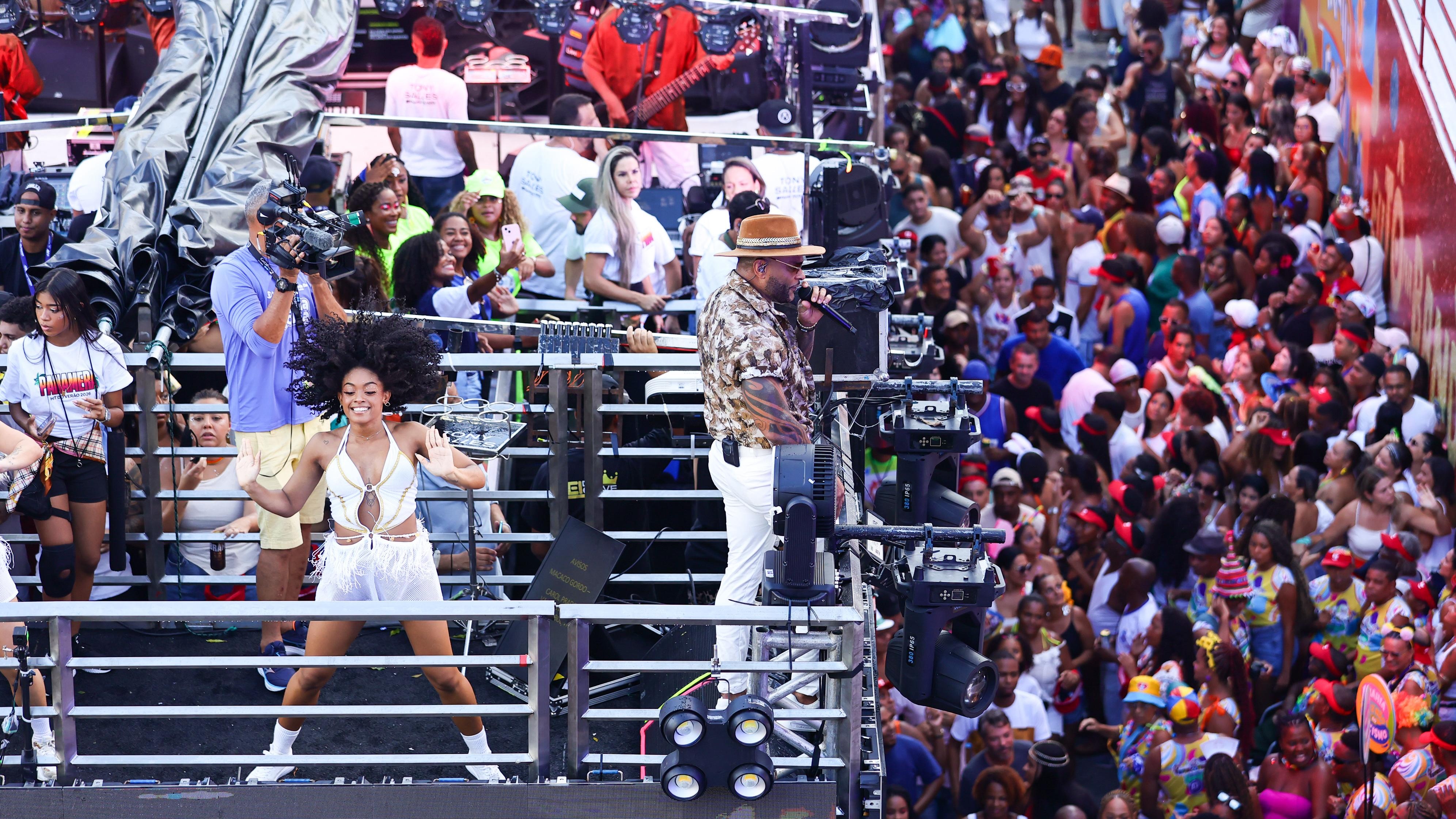 Trio de Tony Salles quebra e cantor encerra desfile antes do fim do circuito Osmar, em Salvador