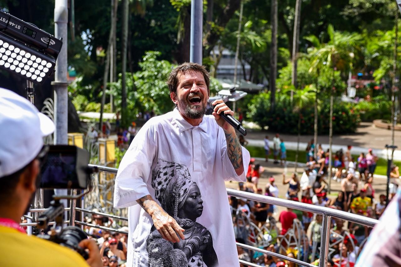 Saulo destaca figurino com homenagem para mulheres negras: “Precisamos devolver o Brasil para elas”