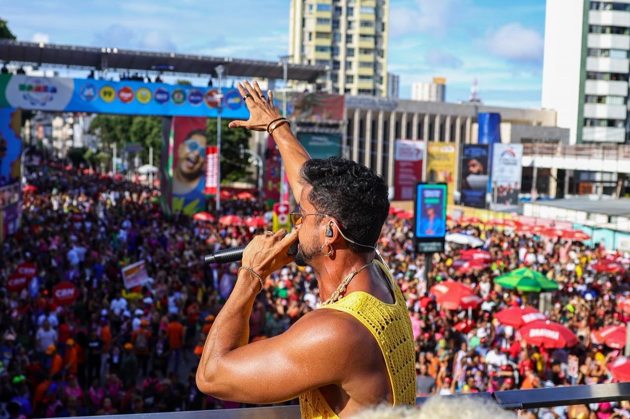 Lincoln Sena arrasta multidão com trio do Parangolé no Campo Grande