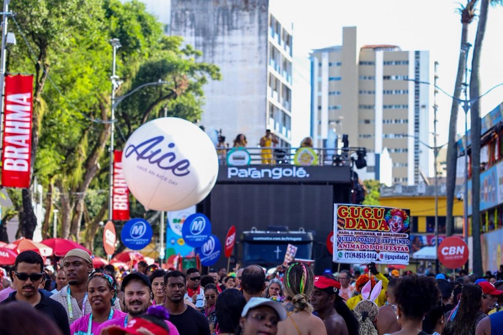 Multidão acompanhando o show de Parangolé