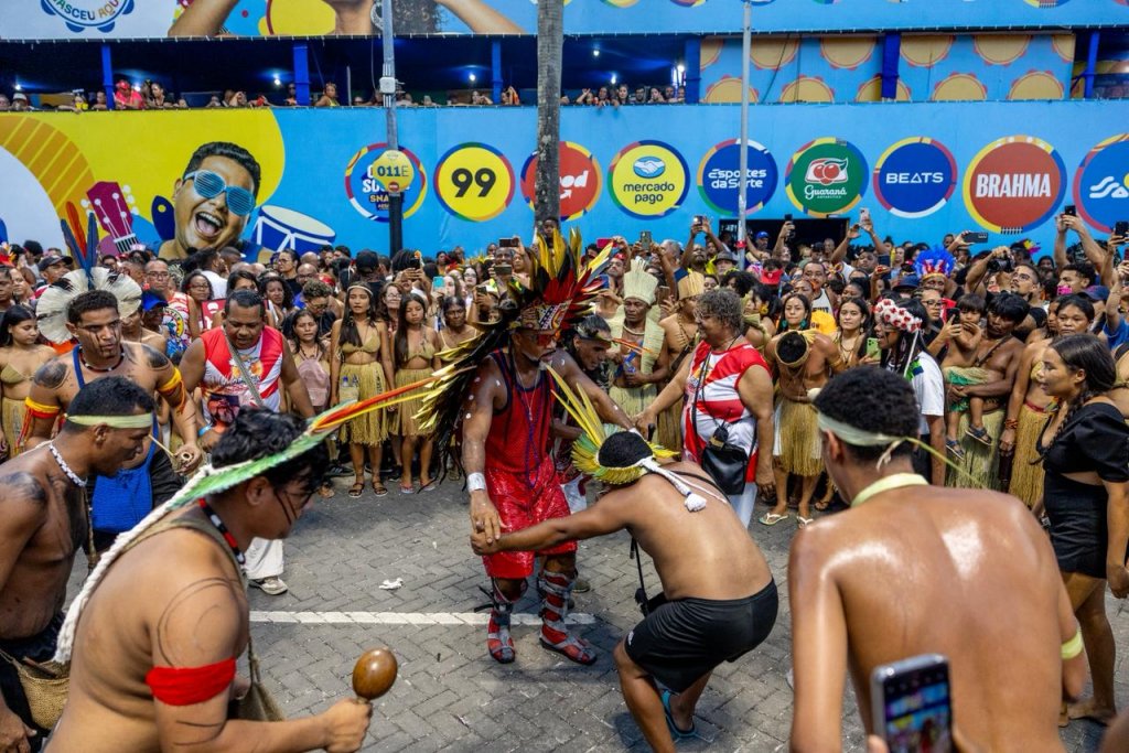 Carlinhos Brown sendo homenageado