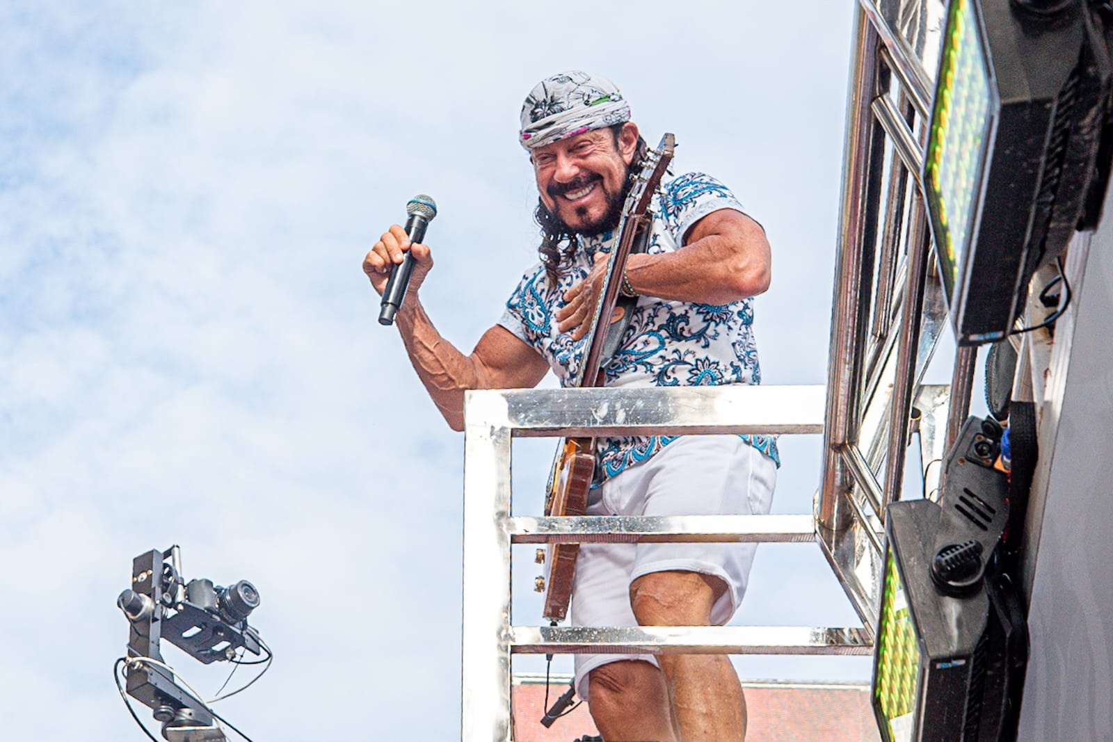 Bell Marques arrasta multidão do Camaleão no quinto dia de carnaval na Barra-Ondina