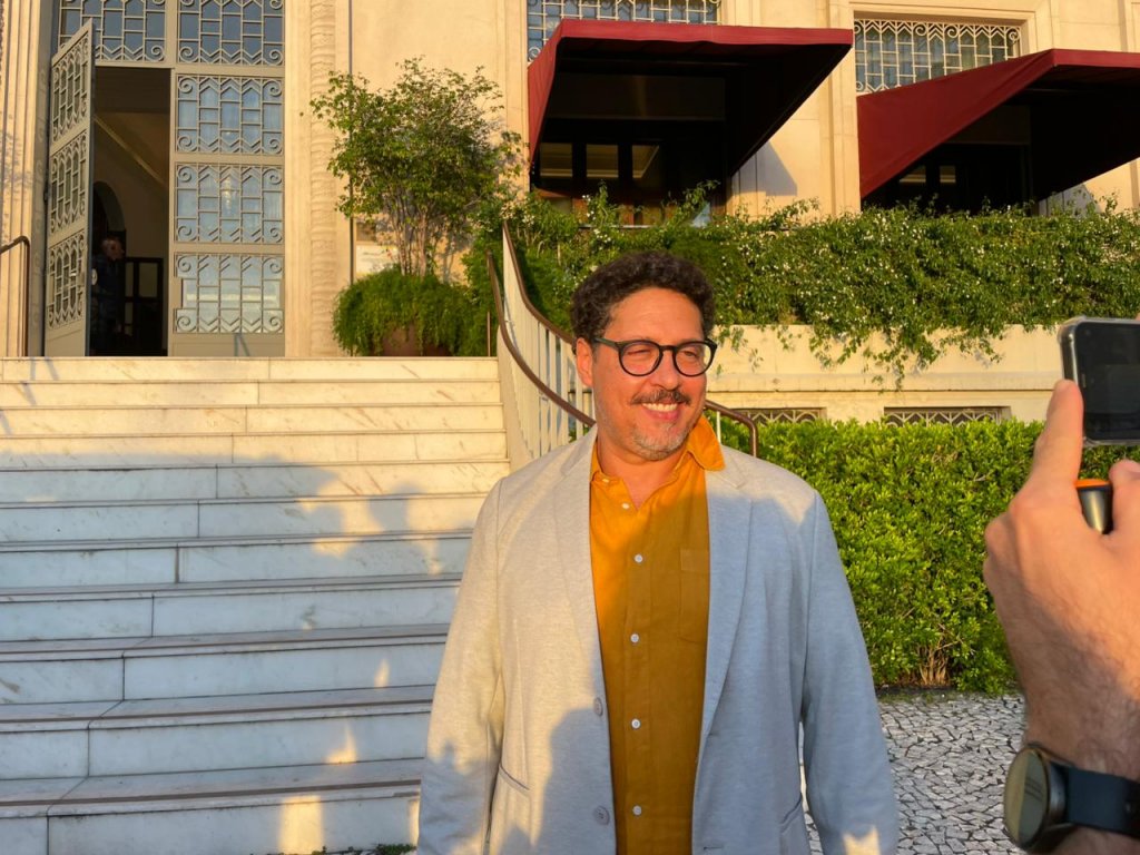 Foto da solenidade em frente à Praça Castro Alves