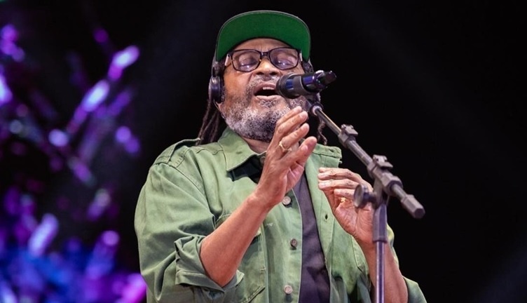 VÍDEO: Edson Gomes chama beneficiários do Bolsa Família de 'escravos' em show na Bahia