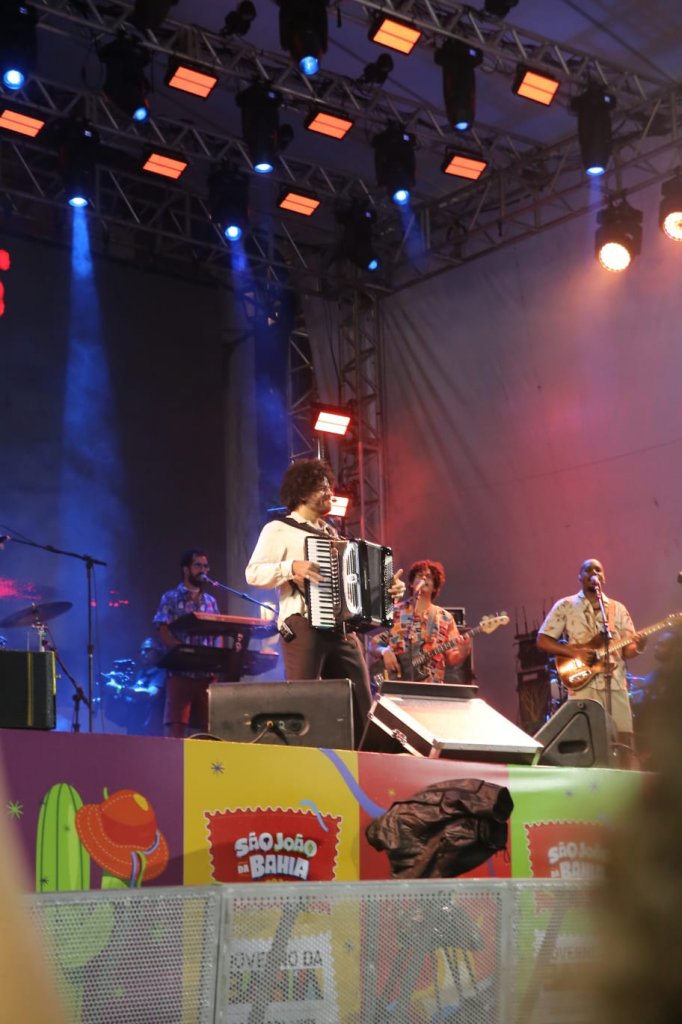 Público dançando ao som de Mestrinho