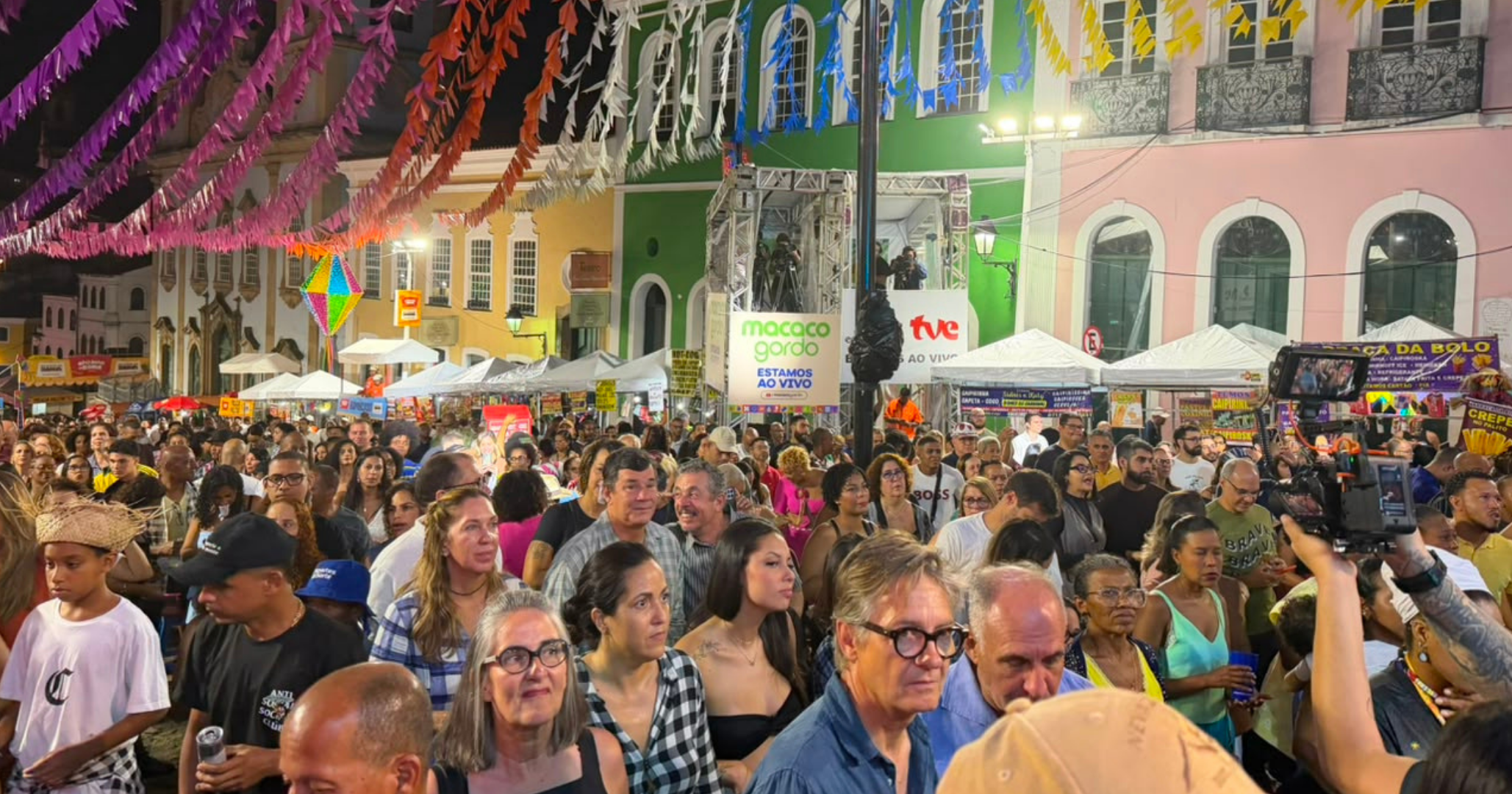Público e banda em demonstração de estilo