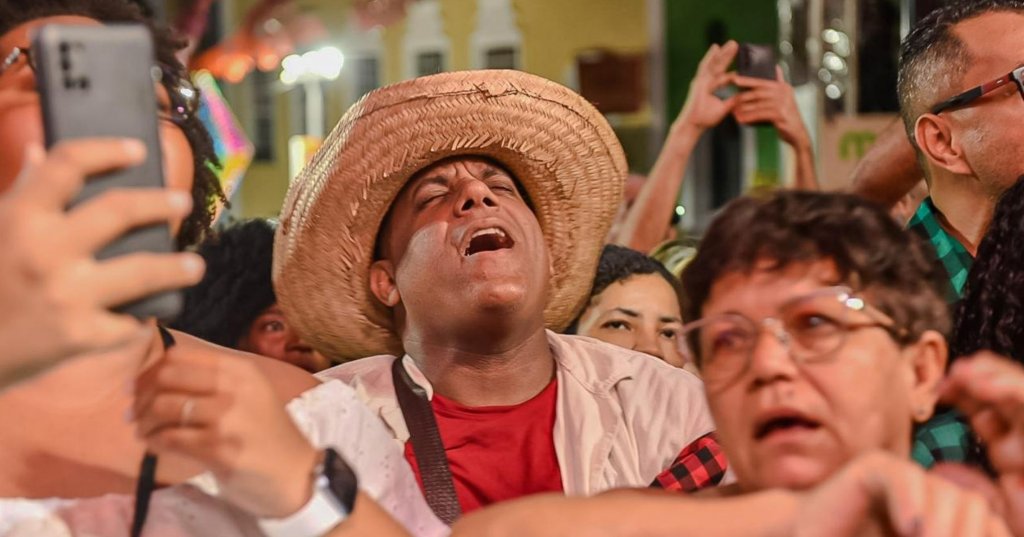 Público assistindo aos shows