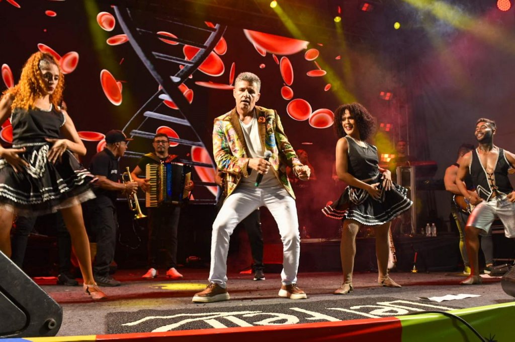 Del Feliz fala sobre missão de defender o forró antes de show no Pelourinho: "É uma responsabilidade bacana" 6 Del Feliz em palco