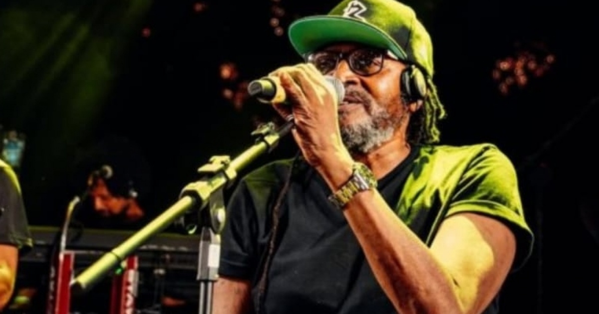 Edson Gomes confirma retorno aos palcos após internação e anuncia show em Salvador